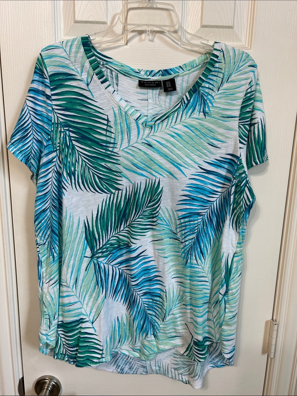 Tahari Teal & Green Palm-Print V-Neck Short Sleeve Tee